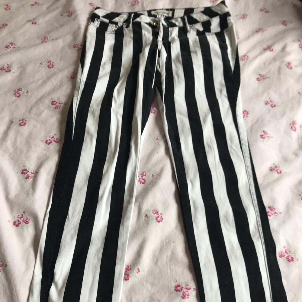 Back and white vertically striped skinnies